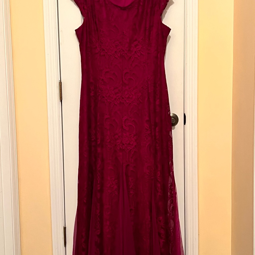 Elegant Burgundy Lace Evening Gown